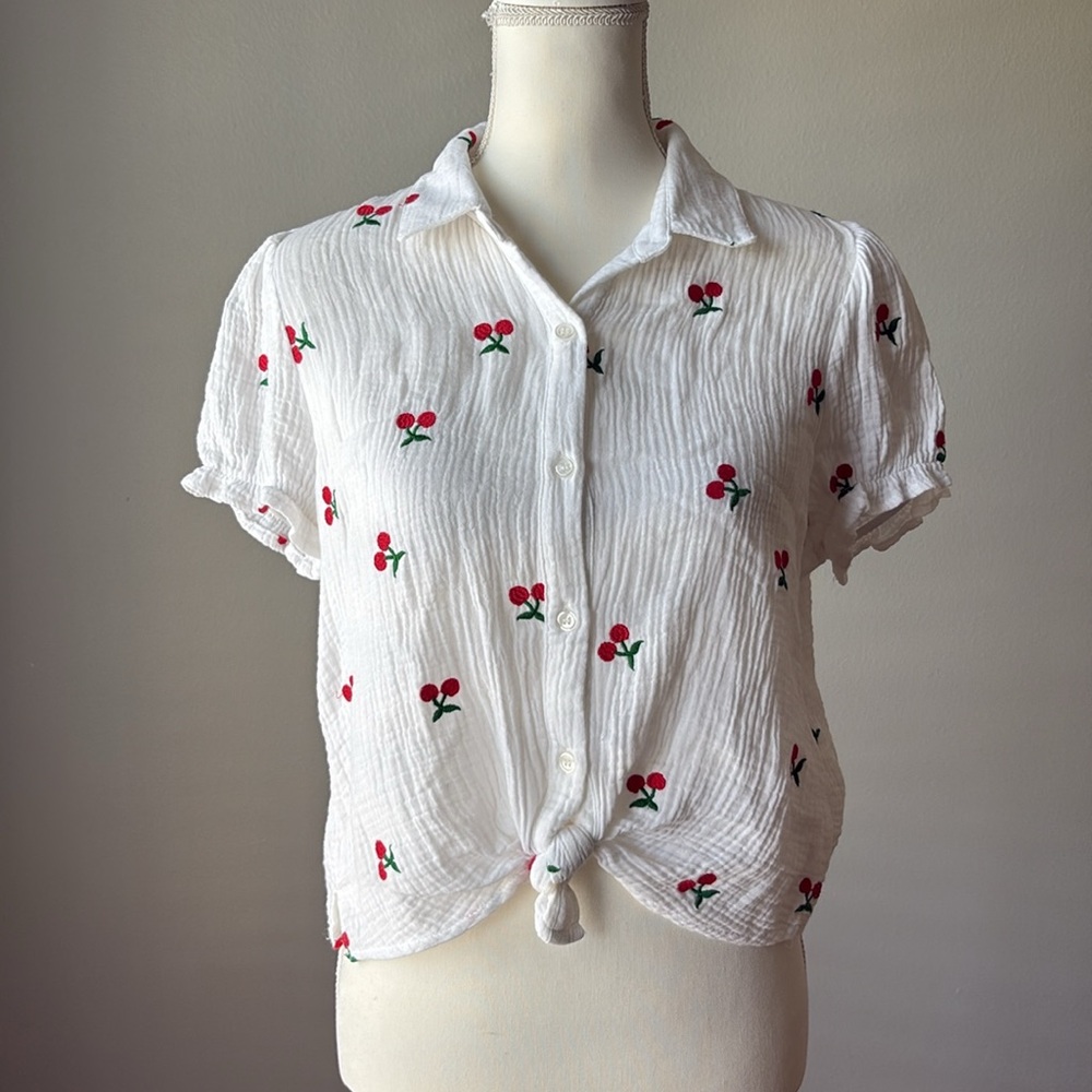 Mom Ami | Cherry Embroidered White Button-Up Blouse - Picture 2 of 9